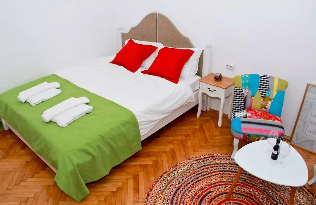 Bright Studio In The Heart Of The City With Netflix Rental-1